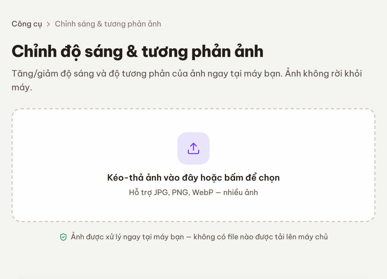 Màn nhập liệu của công cụ Chỉnh sáng ảnh với vùng kéo-thả "Kéo-thả ảnh vào đây hoặc bấm để chọn" và gợi ý hỗ trợ JPG, PNG, WebP